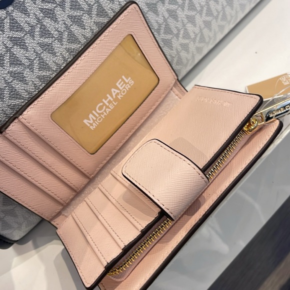 Michael Kors Medium Saffiano Leather Wallet
Powder Blush
NWT - Picture 7 of 16